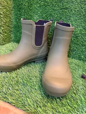Roma Olive Green Chelsea Rain Boots Natural vegan rubber size 7 New